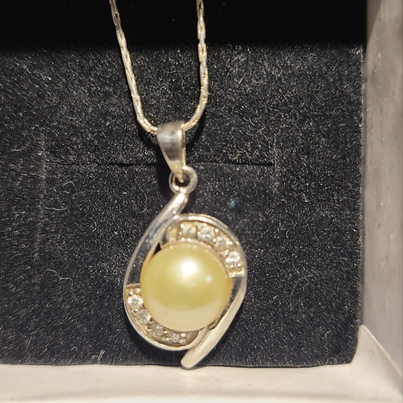 Cultured Pearl  Pendant with Chain in 925 Silver - Picture 9 of 11